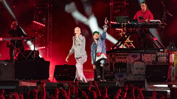 Machine Gun Kelly honors Chester Bennington during London concert